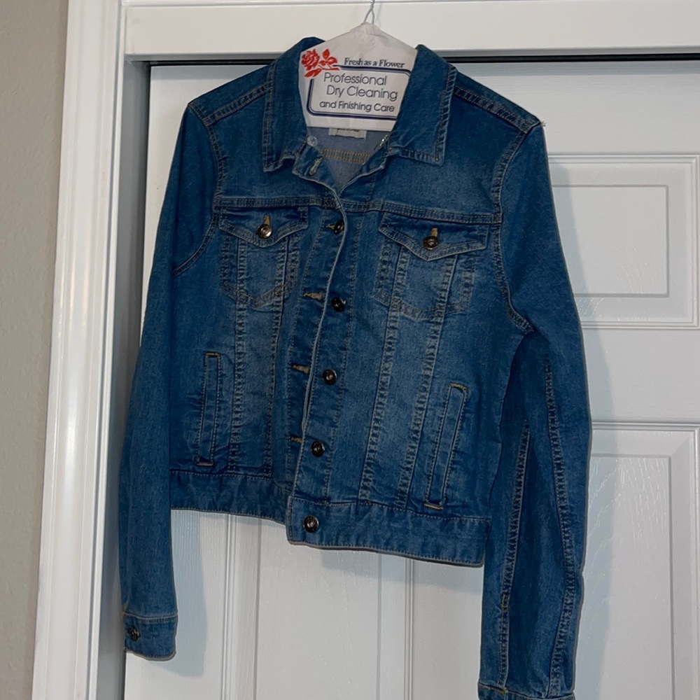 LIKE NEW: MEDIUM DENIM JACKET